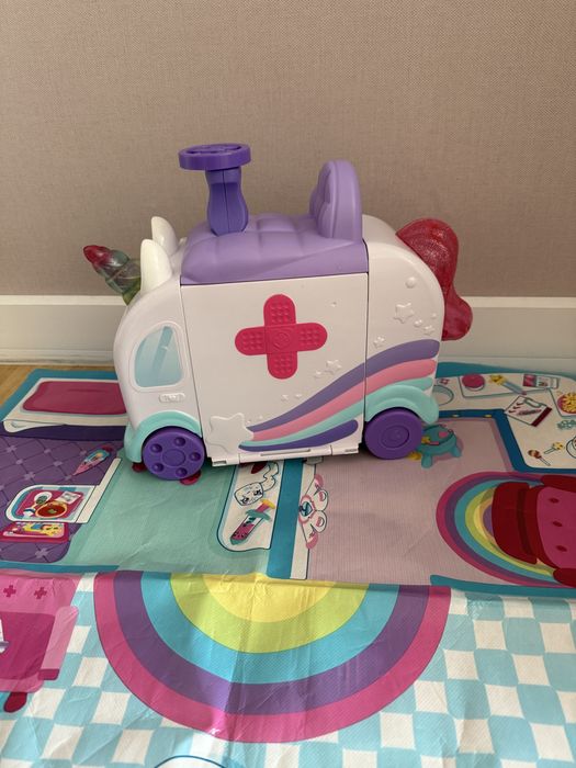 Продам іграшкову медичну машинку-єдинорога + килимок