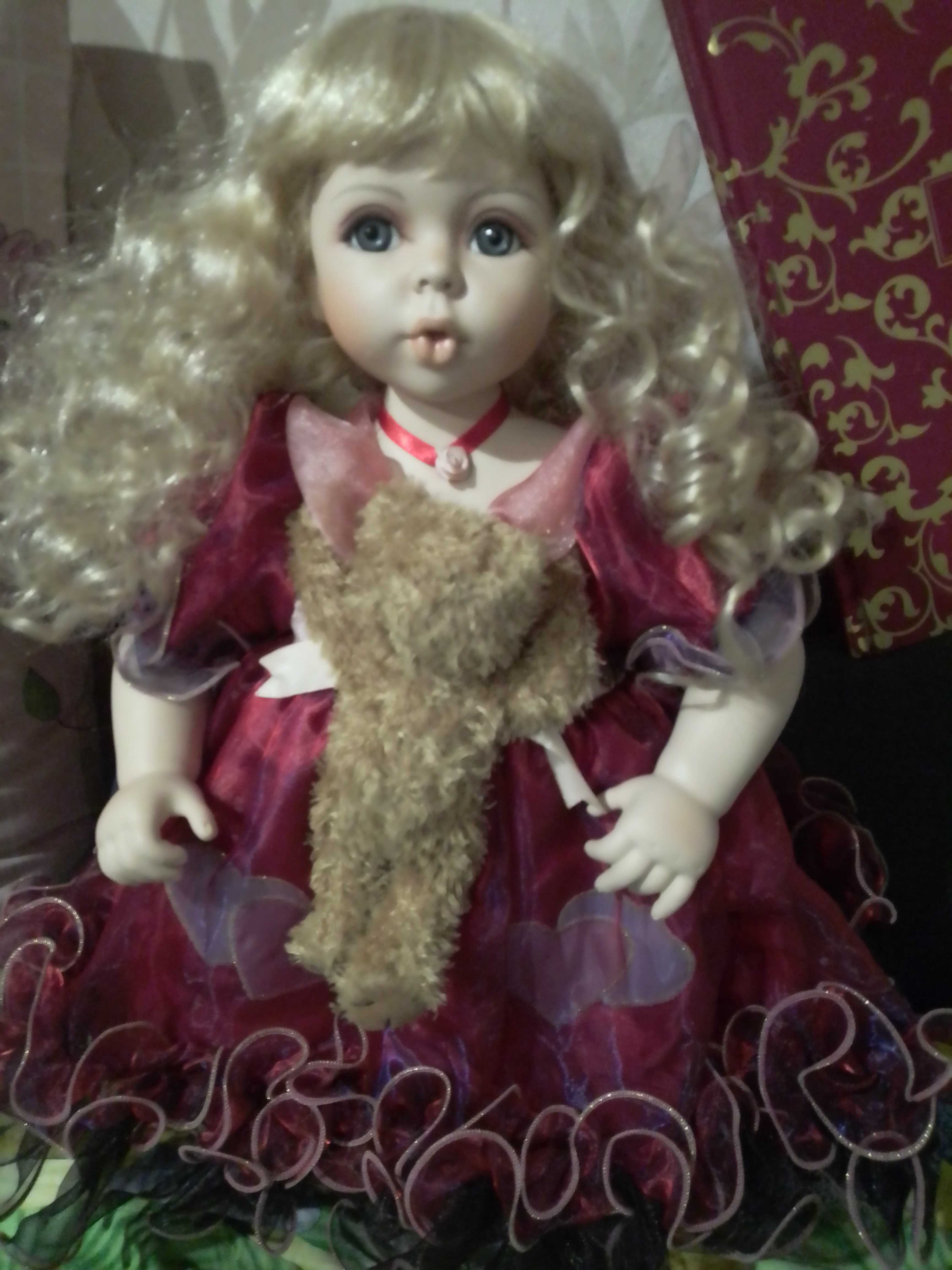 Фарфорова колекційна кукла
