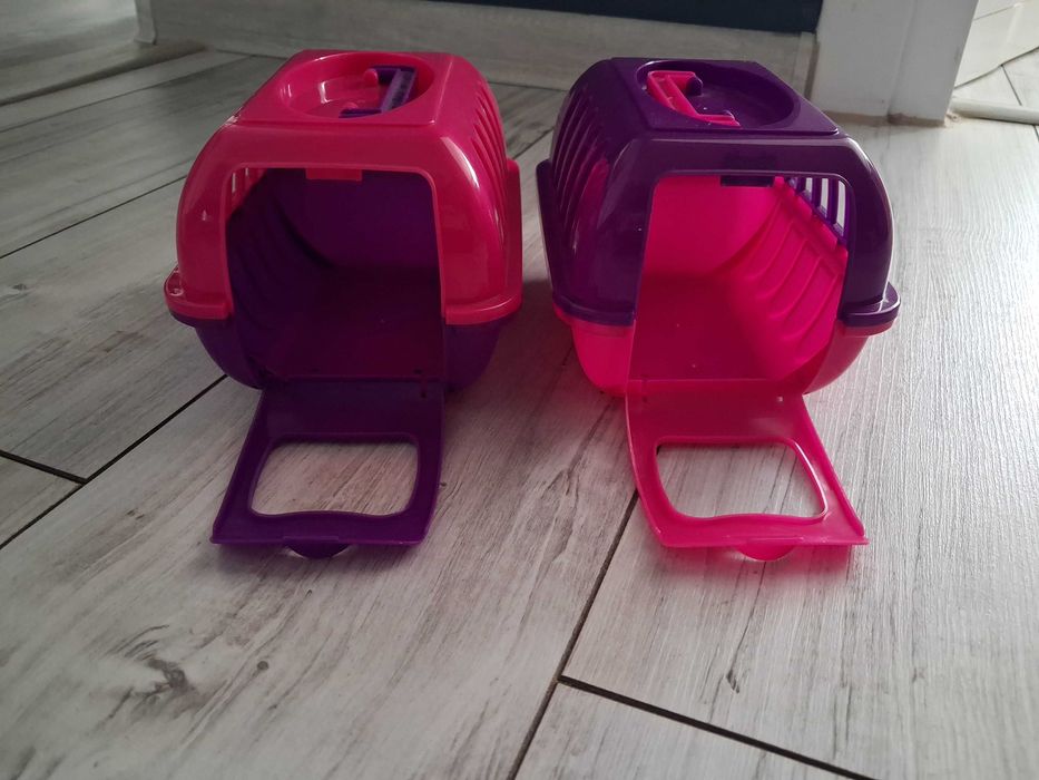 Dwa transporterki do zabawy