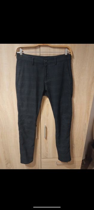 Ciemne spodnie garniturowe