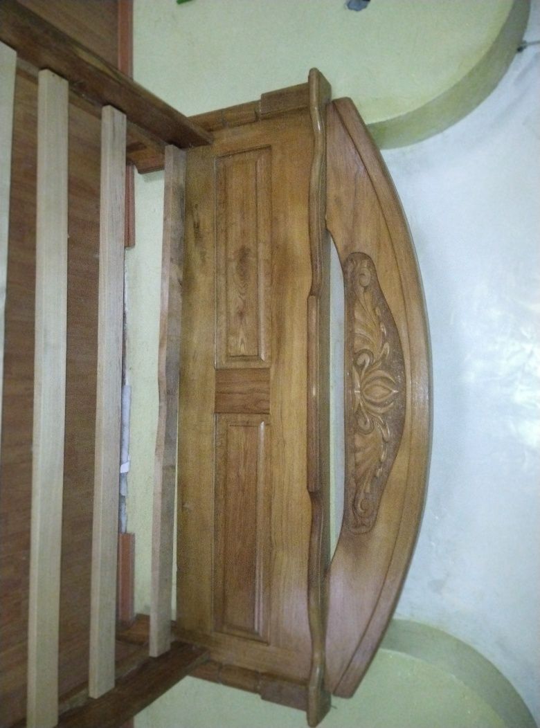 Продаю двомісну Дубову кровать робив на заказ майстер