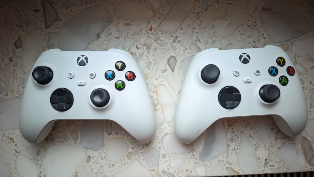 Xbox Series S 512 GB + 2 pady + 2 aku + stacja dokująca Venom