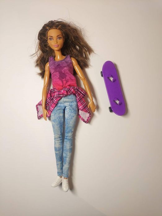 Lalka Barbie z deskorolką