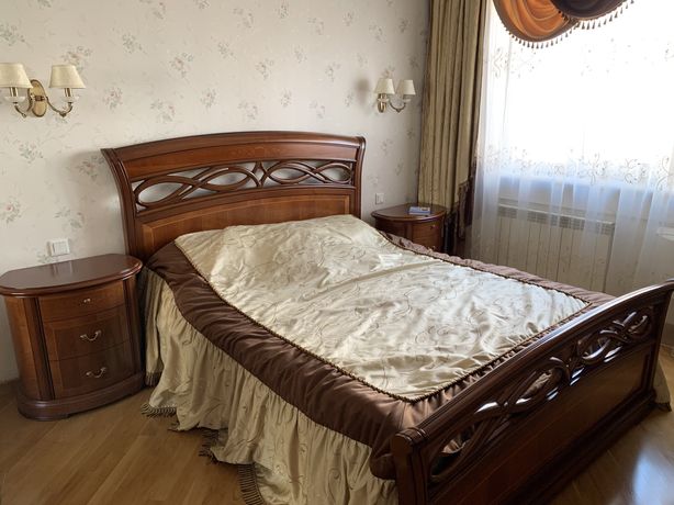 Итальянская спальня из натурального дерева в классическом стиле