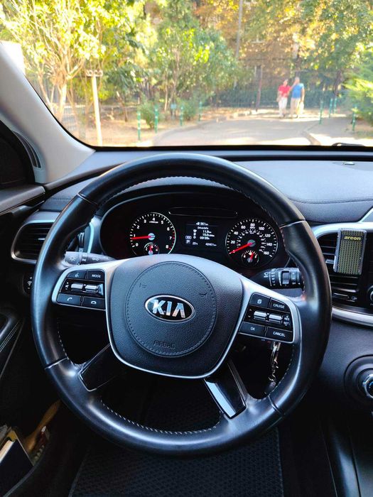 Машина Kia Sorento CRDI 2.4L 2019 года 42500 Км Идеал