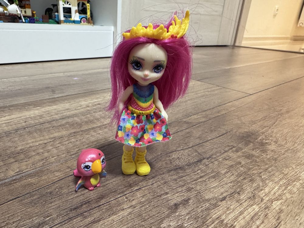 Lalka enchantimals mattel z papugą peachy parrot chatter