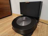 IRobot Roomba J7+ ze stacją CleanBase.