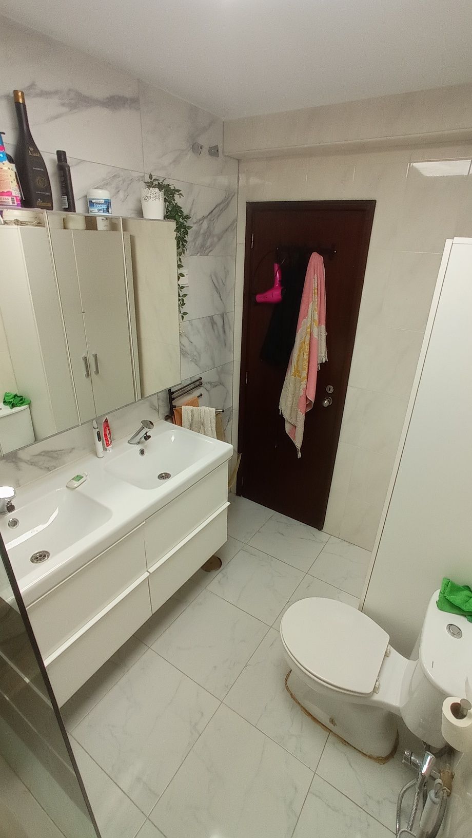 Aluga-se quarto para senhora