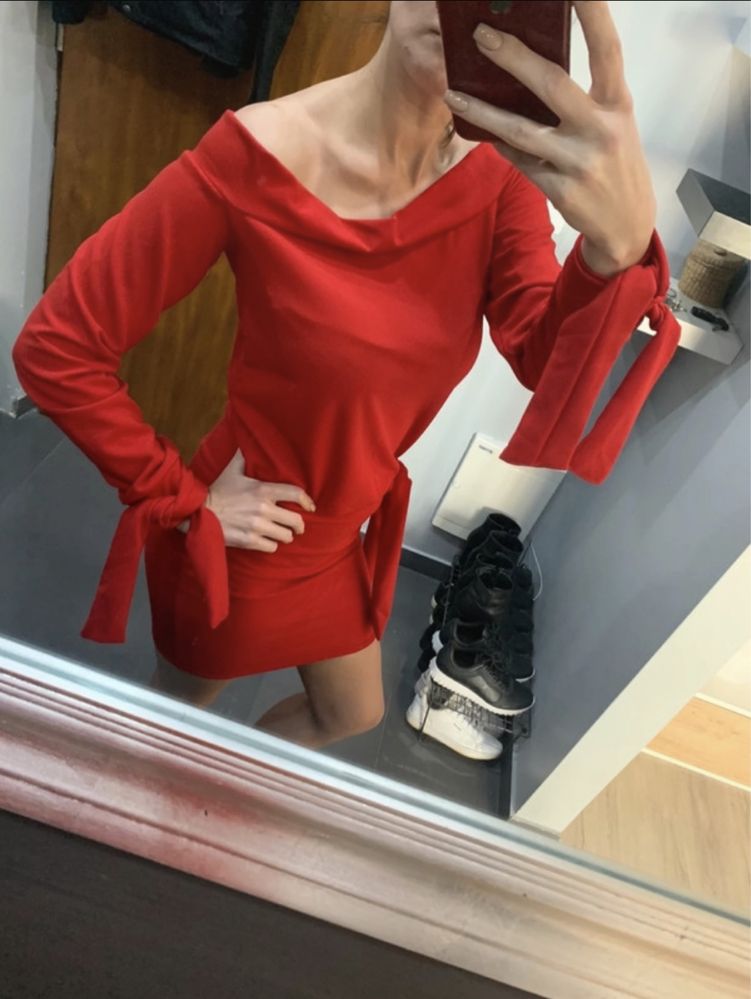 Czerwona sukienka długi rękaw