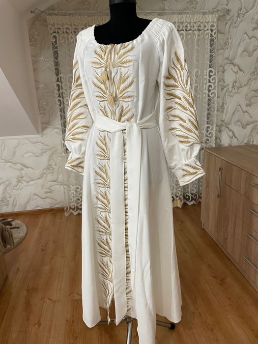 Продам вишитий комплект: жіноча сукня + чоловіча сорочка.