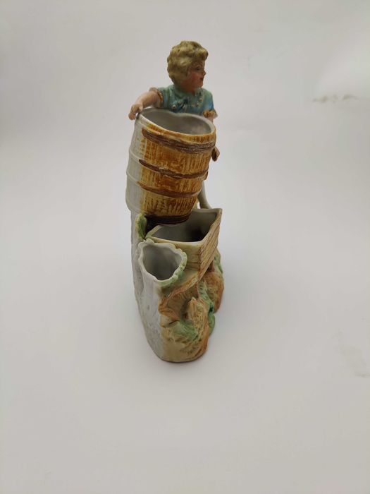 Фарфоровая статуэтка "Мальчик с бочкой". Германия