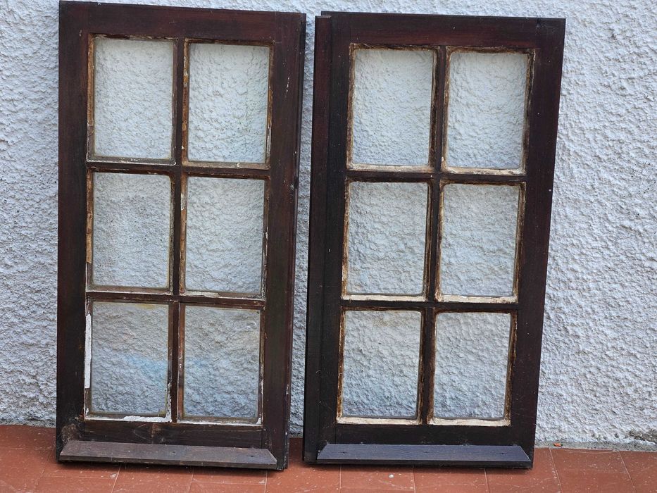 Janelas de madeira com vidros pequenos
