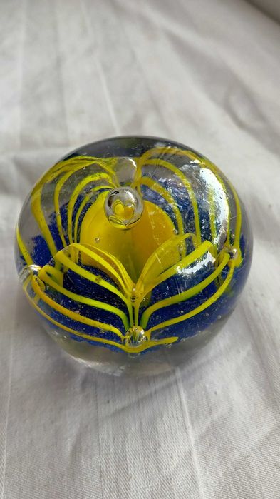 Przycisk do papieru kobaltowa podstawa z żółtą dekoracją