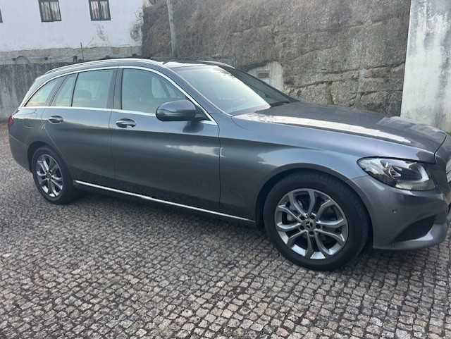 Mercedes C 200 com assistência na marca