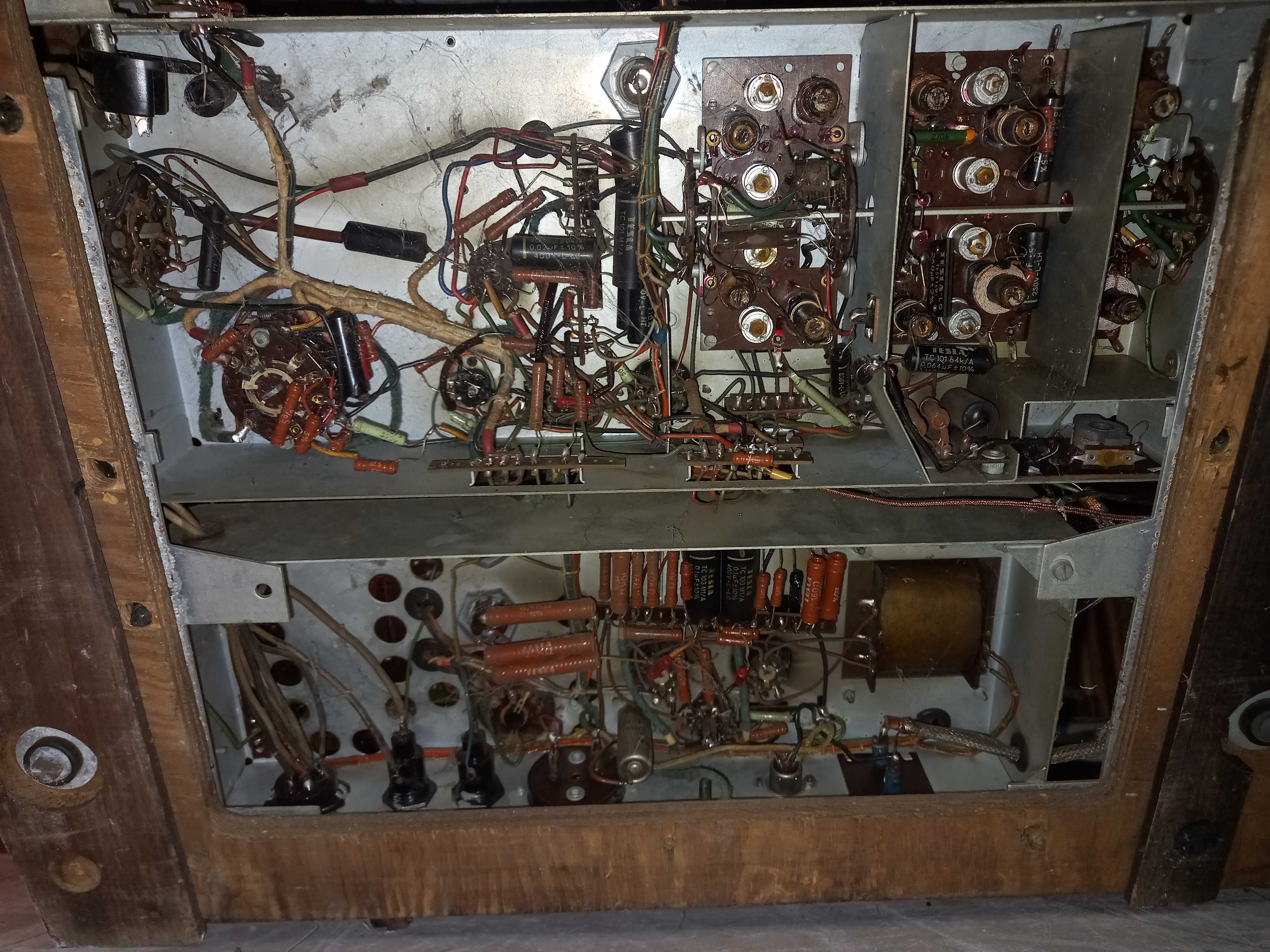 Stare radio z gramofonem TESLA  Tabor 2 model 512074