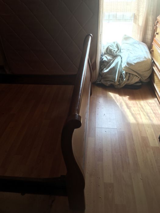 Cama antiga em madeira