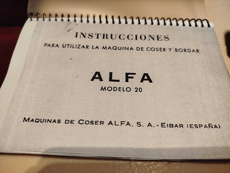 Máquina de costura ALFA, Modelo 20 [portátil], com manual instruções