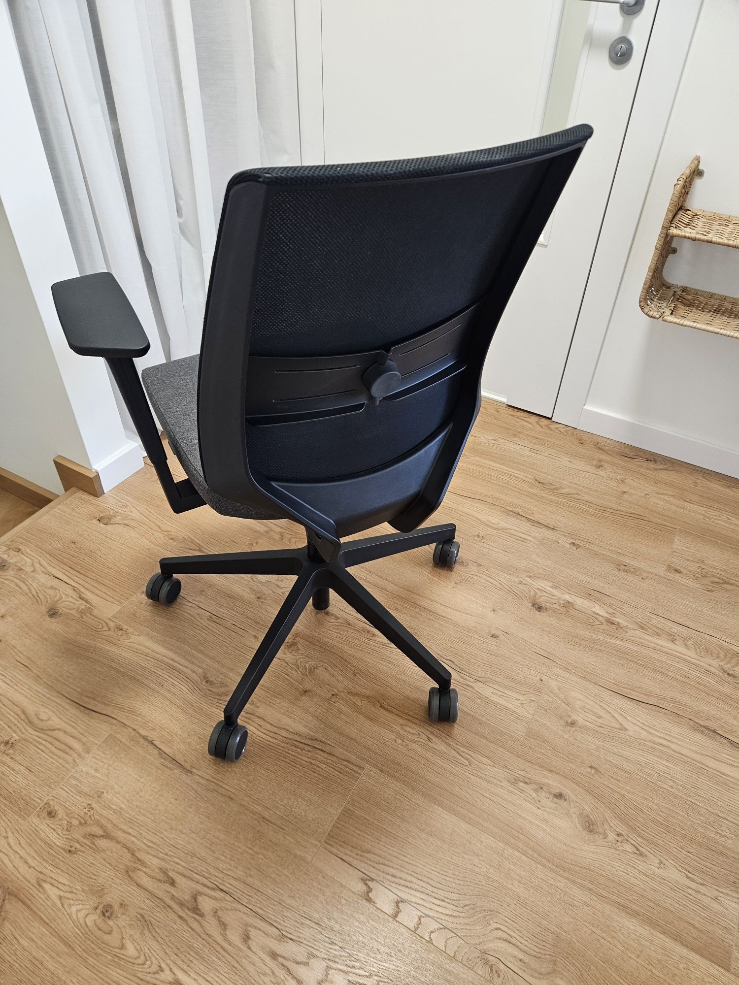 Ergonomiczne krzesło biurowe Profim Light Up 250 SL P61PU – jak nowe!