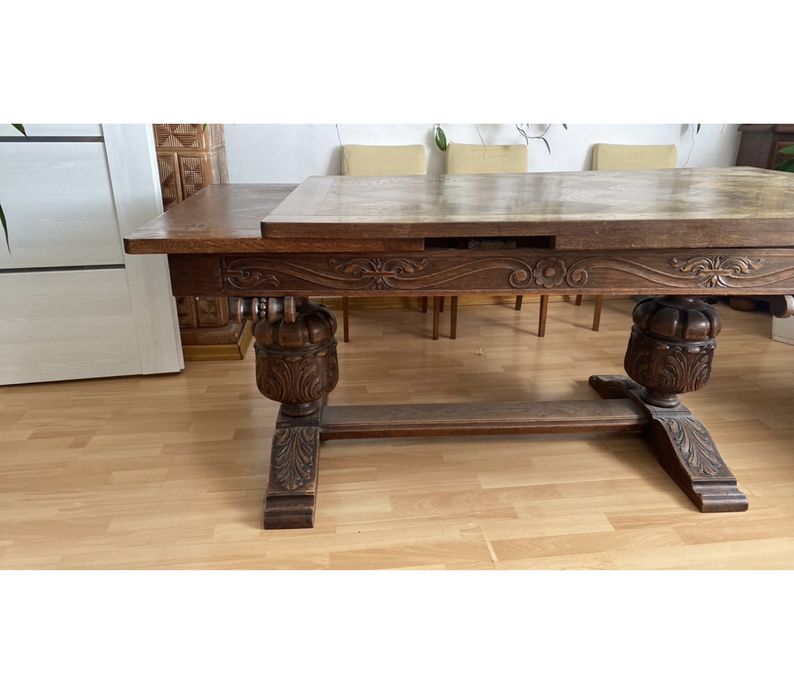 Stół drewniany rozkładany z rzezbionymi elementami