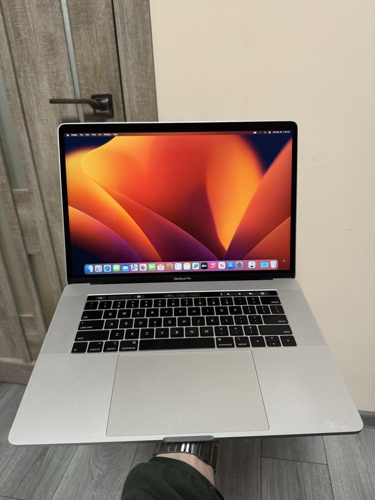 Macbook pro 15 2018 core i9 32/256gb amd pro 555x 4gb