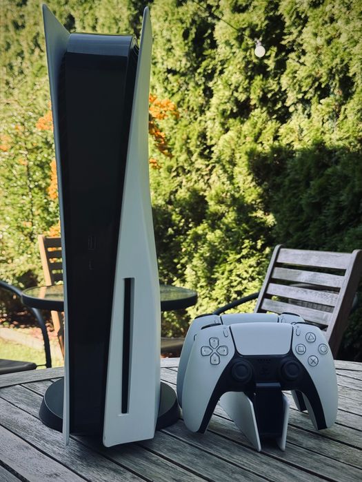 PlayStation 5 + 2 pady + ładowarka + Returnal i Destruction All Starss