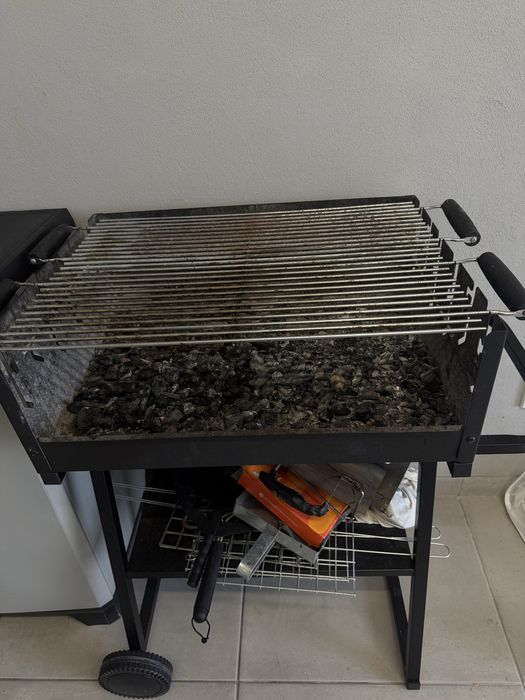 Grelhador em bom estado.
