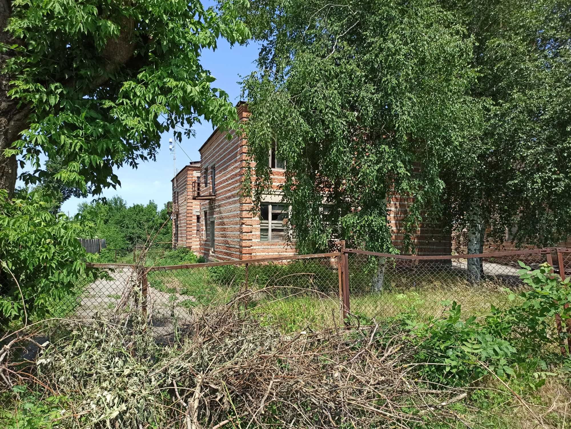 Продам нежитлову будівлю площею 2038,7 кв.м. на ділянці кат. 03.10