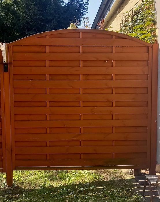 Płot pełny z łukiem 180x180/160 cm słupek