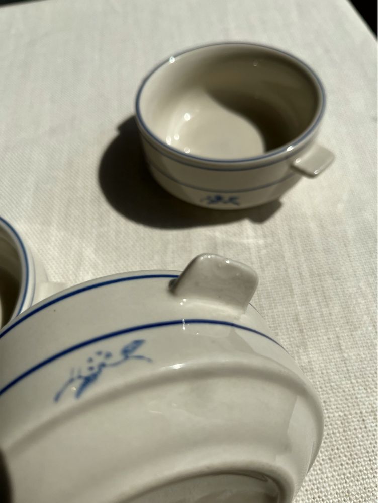 Ceramiczne kokilki z delikatnym niebieskim zdobieniem