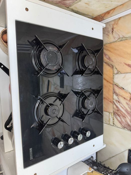 Mesa extensiva Ikea e placa com gabinete