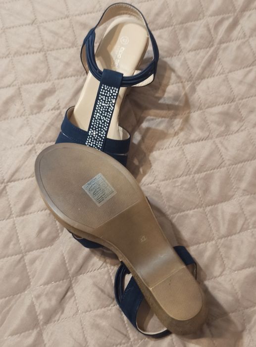 Sandały na koturnie zdobione kryształkami