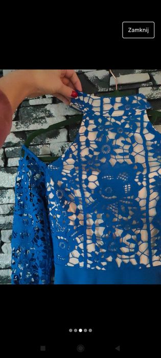 Piękna chabrowa sukienka z koronką odkryte ramiona