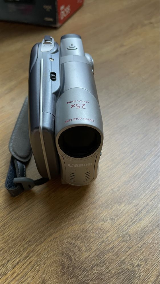 Продам видеoкамеру Canon DC95