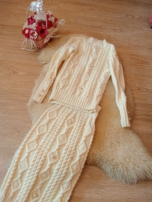 Неймовірно красивий В'язаний костюм, ручної роботи.