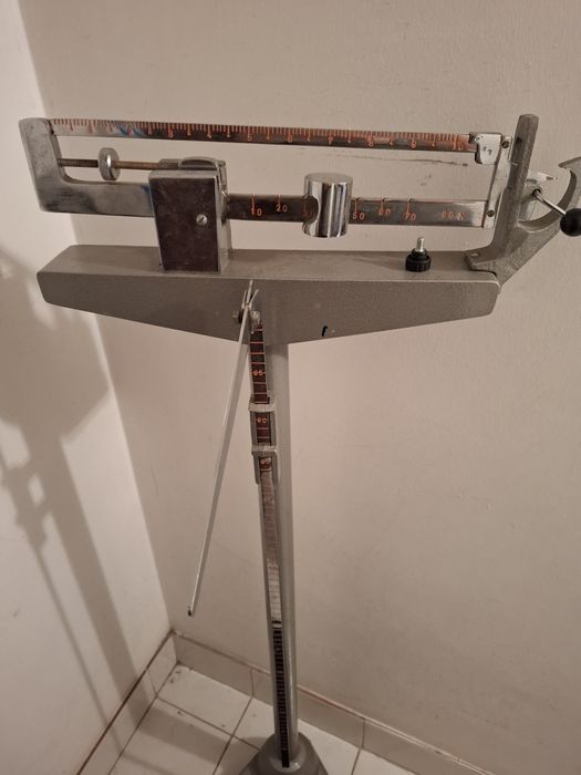 Balanca pediátrica para pesar e medir crianças