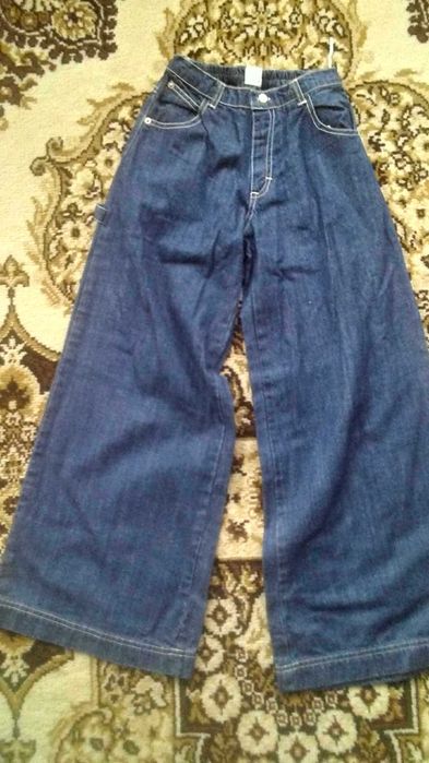 Широкі прямі джинси