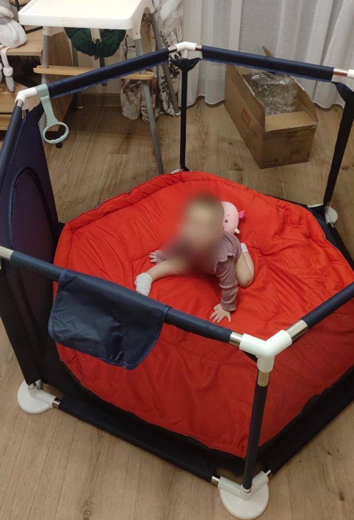 Kojec niemowlęcy z antypoślizgową matą