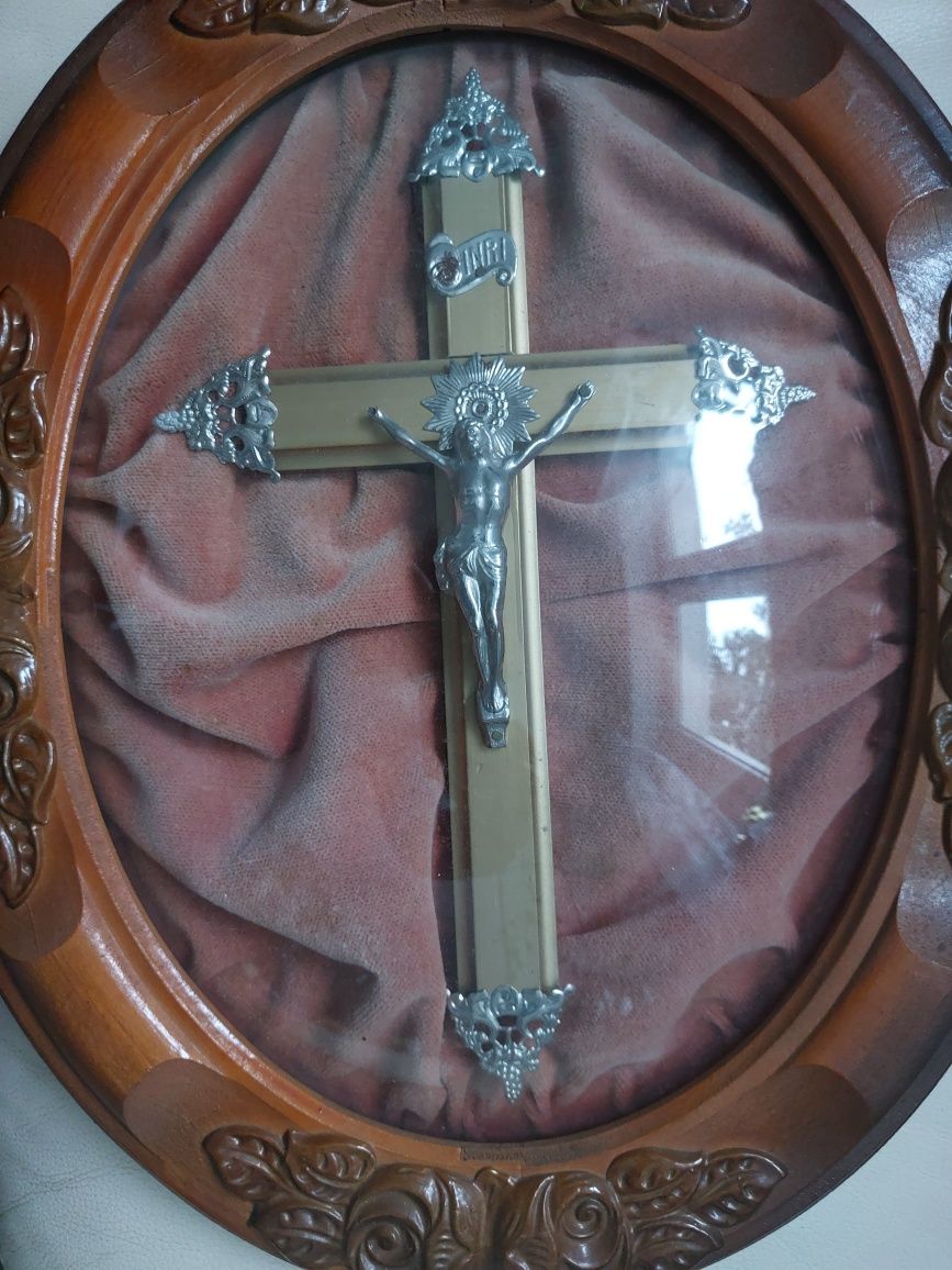Obraz z krzyżem w owalnej ramie