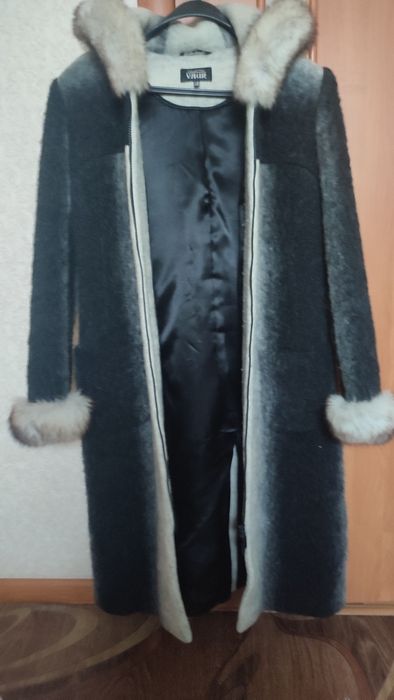 Пальто,зимове з хутром.