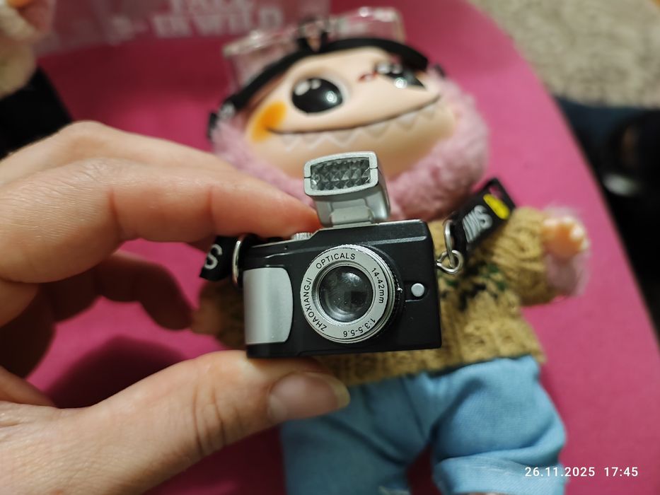 Лабубу з фотоапаратом та окулярами