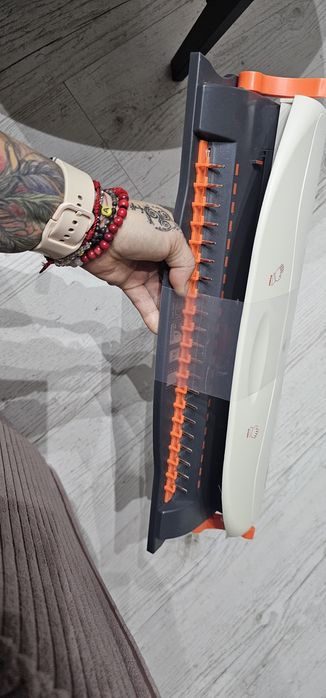 Szwajcarska bindownica Peach PB200-09 + 4 otworowy dziurkacz