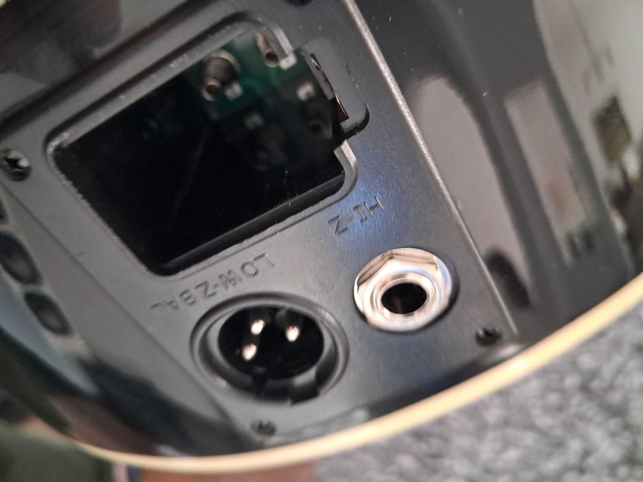 Mikołaj! Gitara akustyczna z przetwornikiem plus wzmacniacz.