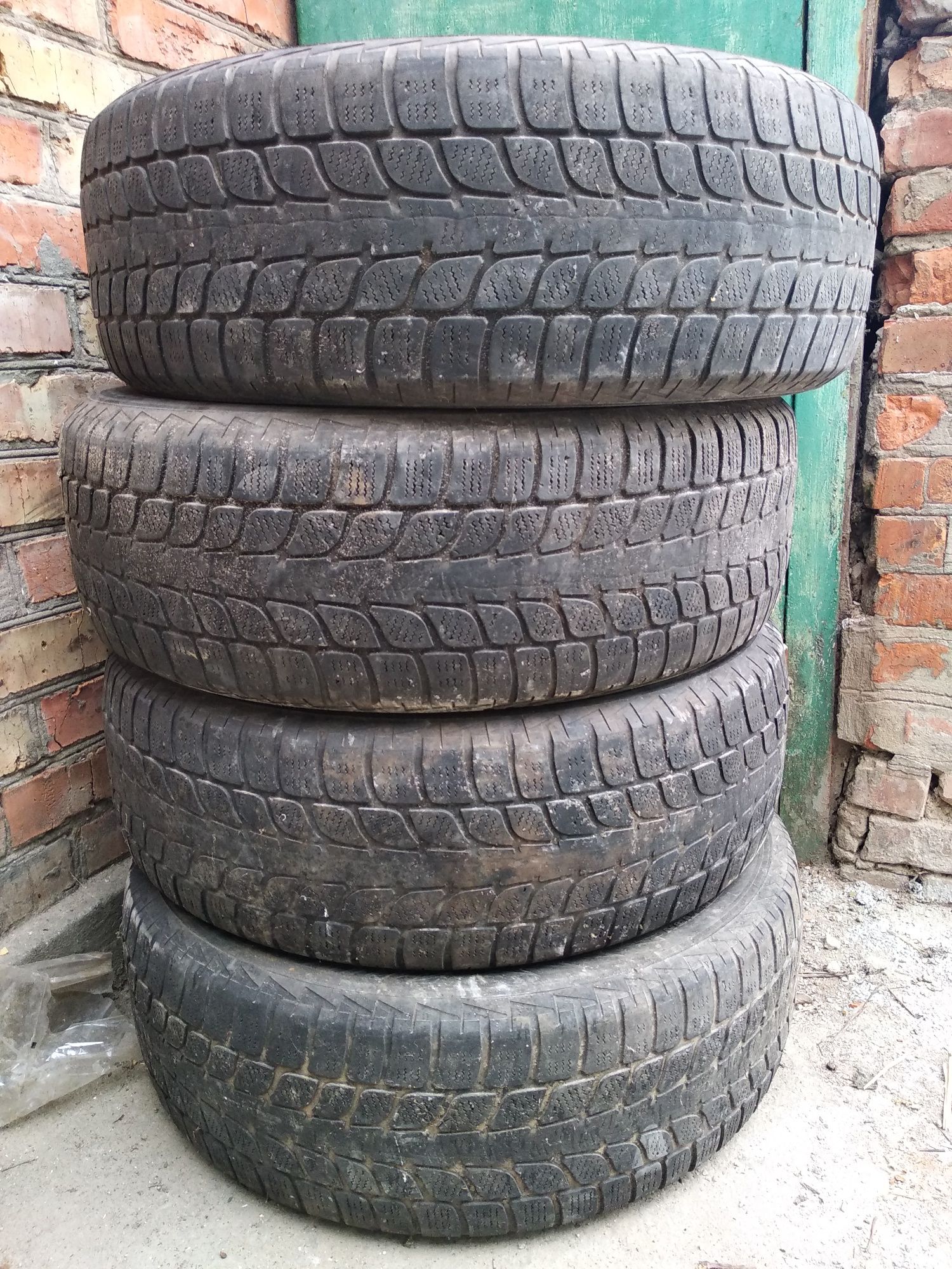 Покрышки резина Bridgestone Blizzak 235/65 R17