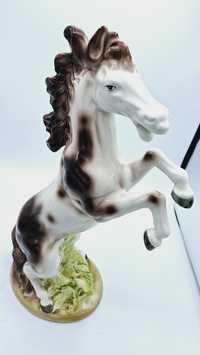 Piękna figurka konia, wysoka, okazała