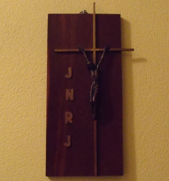 Crucifixo de parede em madeira e metal
