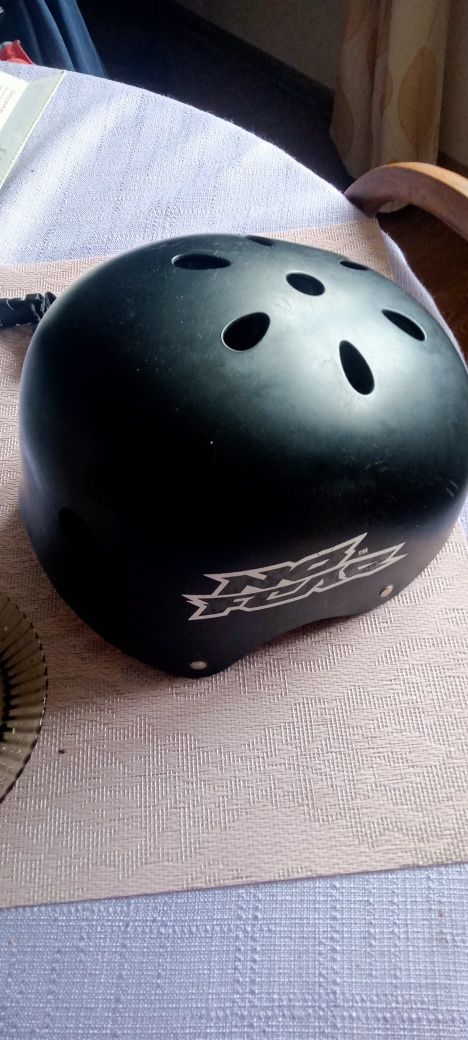Kask rowerowy w dobrym stanie.