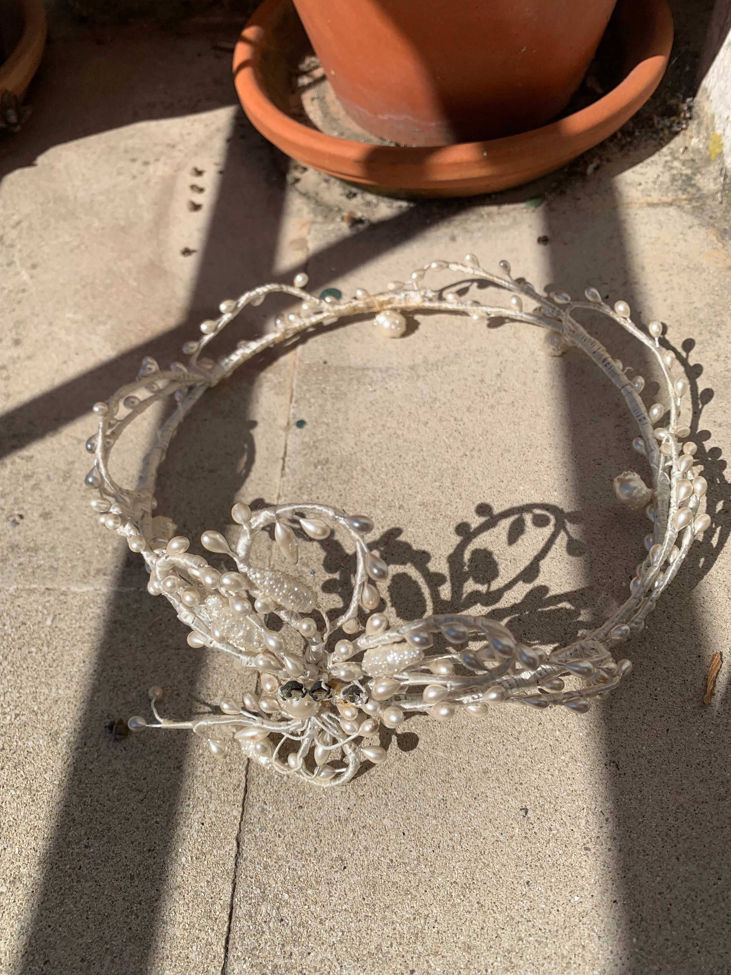 Tiara Vintage artesanal 70anos pérolas artificiais +apontamento cabelo