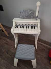 Pianino z mikrofonem i krzesełkiem