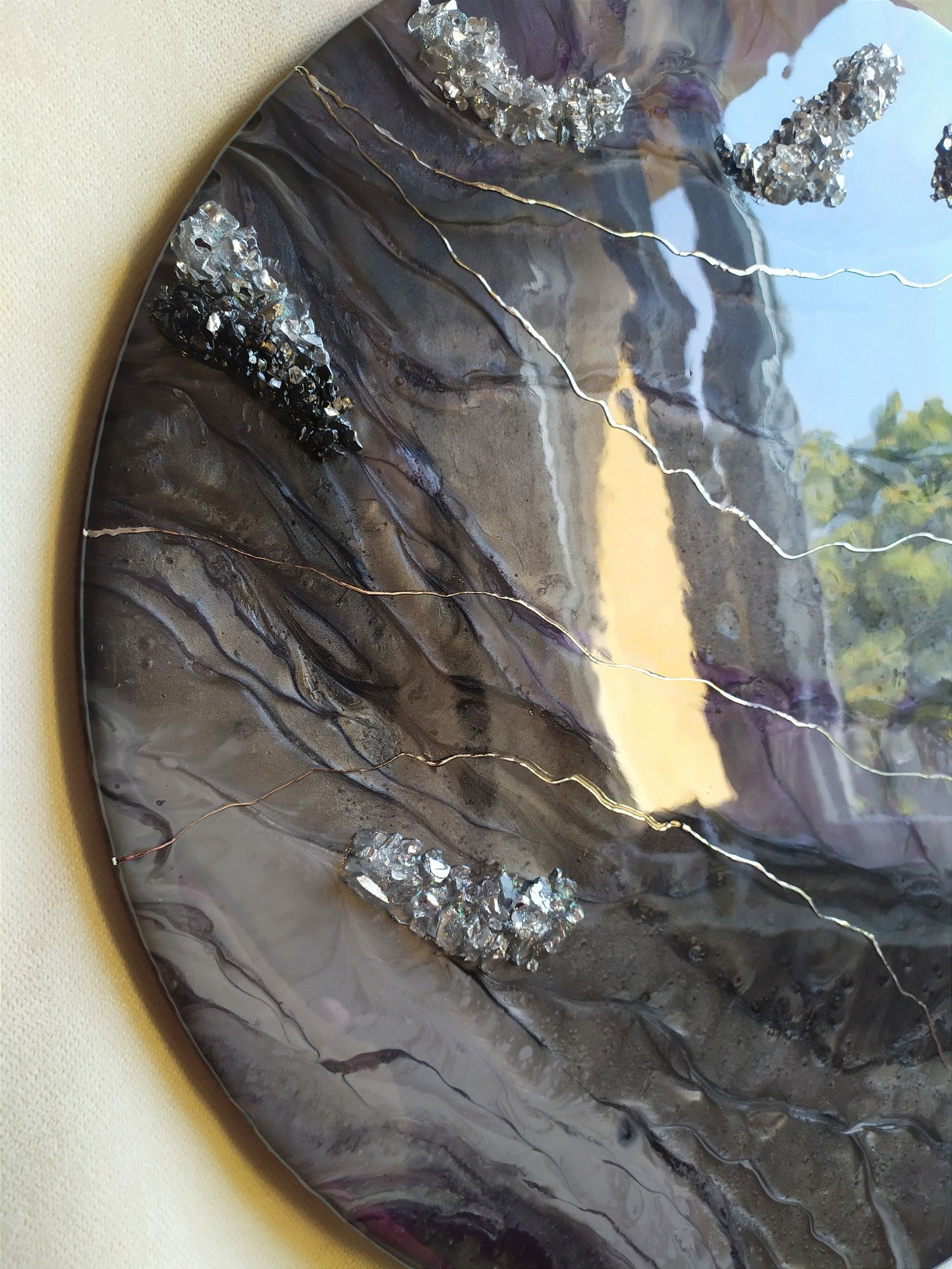 Obraz z żywicy w stylu geode z kryształkami 45cm