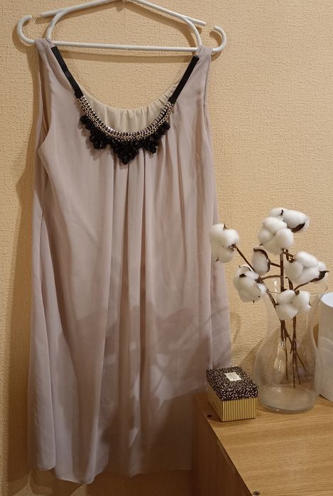 Продам платье с украшением